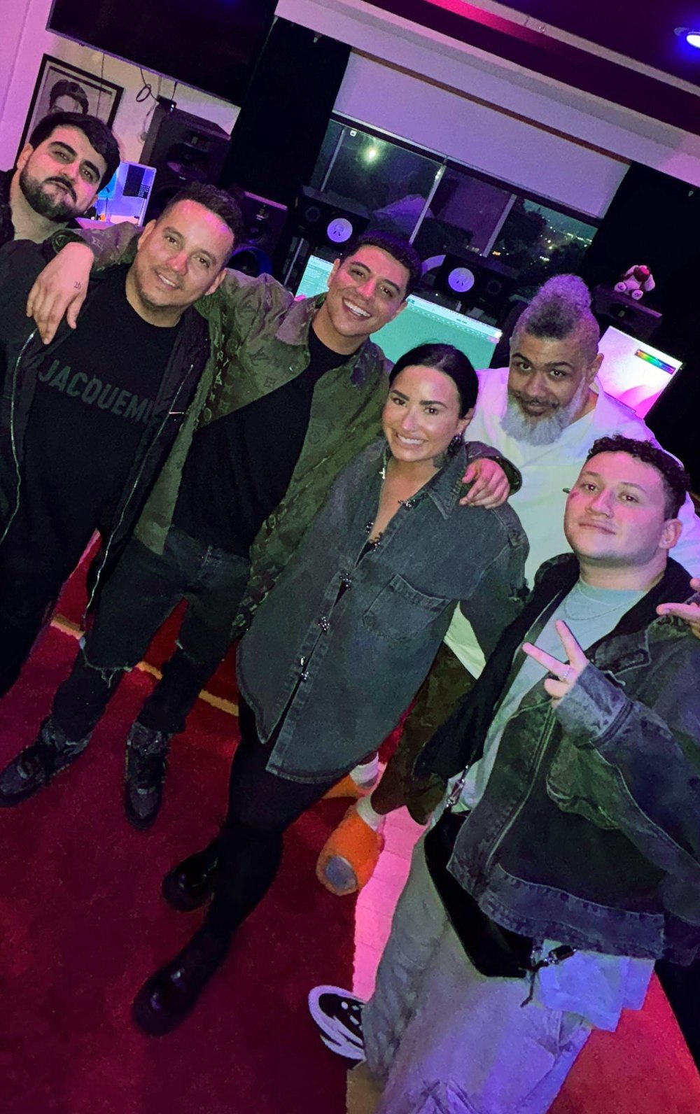 Demi Lovato y Grupo Firme durante la sesión para grabar la canción “Chula” en un estudio de Los Ángeles California 182