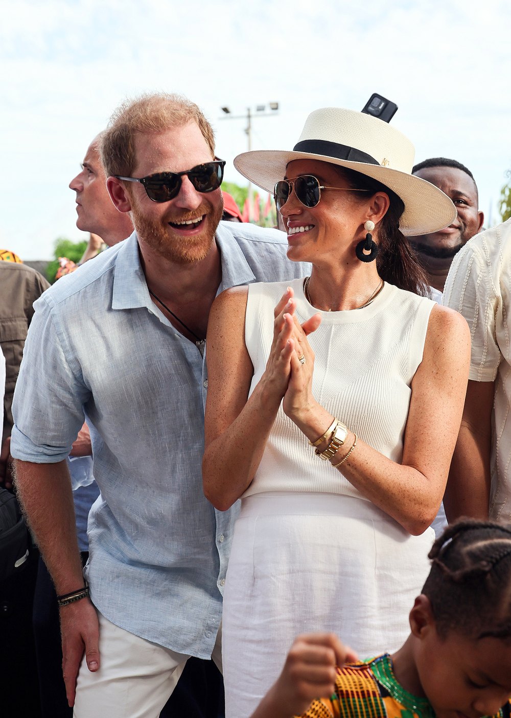 Harry y Meghan participan en una lección de tambor en Cartagena