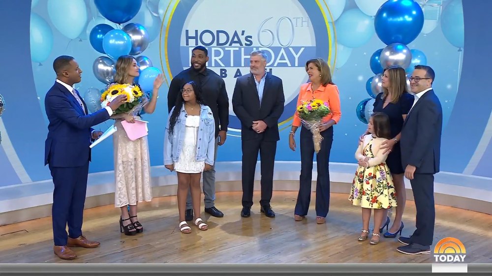 Hoda Kotb derrama lágrimas cuando ex protagonistas de historias de Today la sorprenden por su cumpleaños 60 2