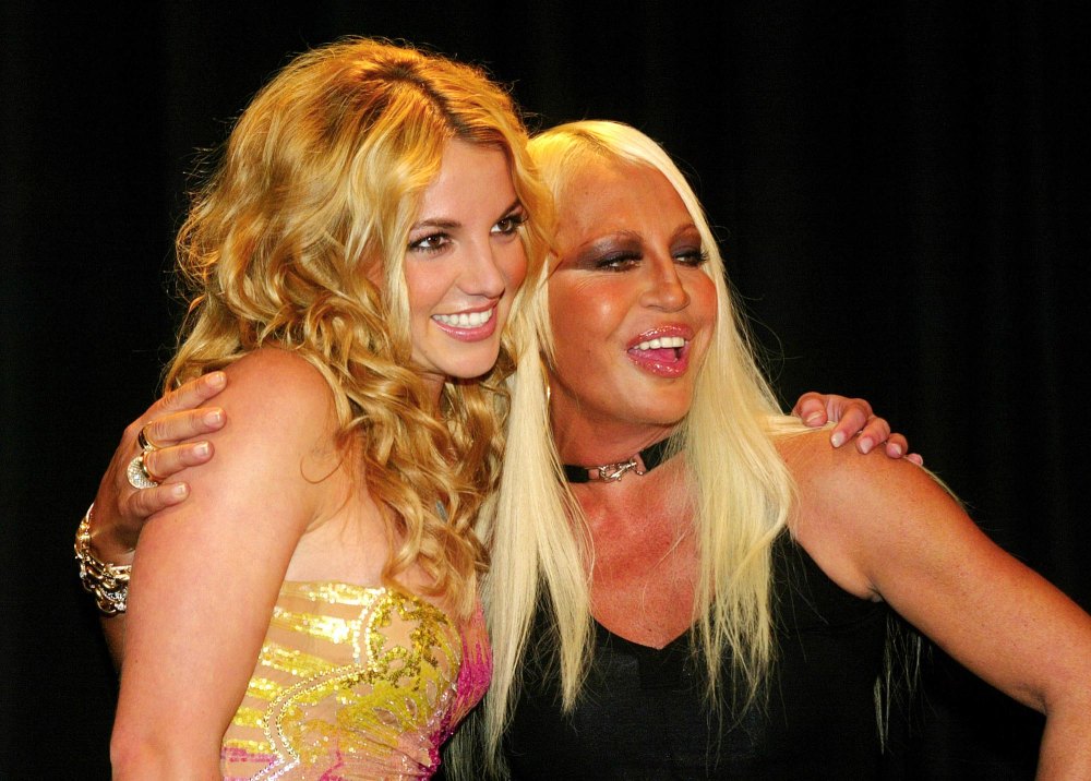 La estilista italiana Donatella Versace y la cantante estadounidense Britney Spears 741