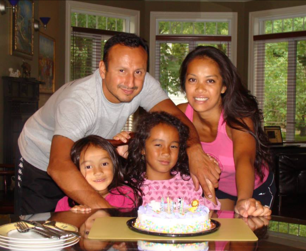 Leylah con su hermana pequeña Bianca y sus padres Pedro Fernández y su madre Irene.