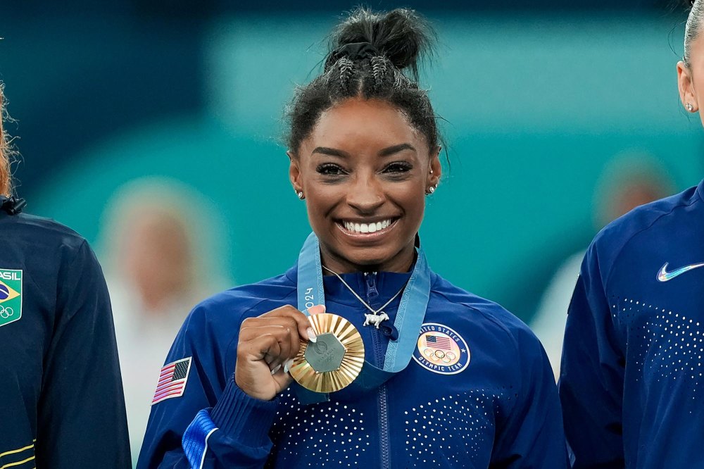 Simone Biles debuta un deslumbrante collar de cabra con 546 diamantes tras ganar la medalla de oro en los Juegos Olímpicos, GettyImages 2164205986 538