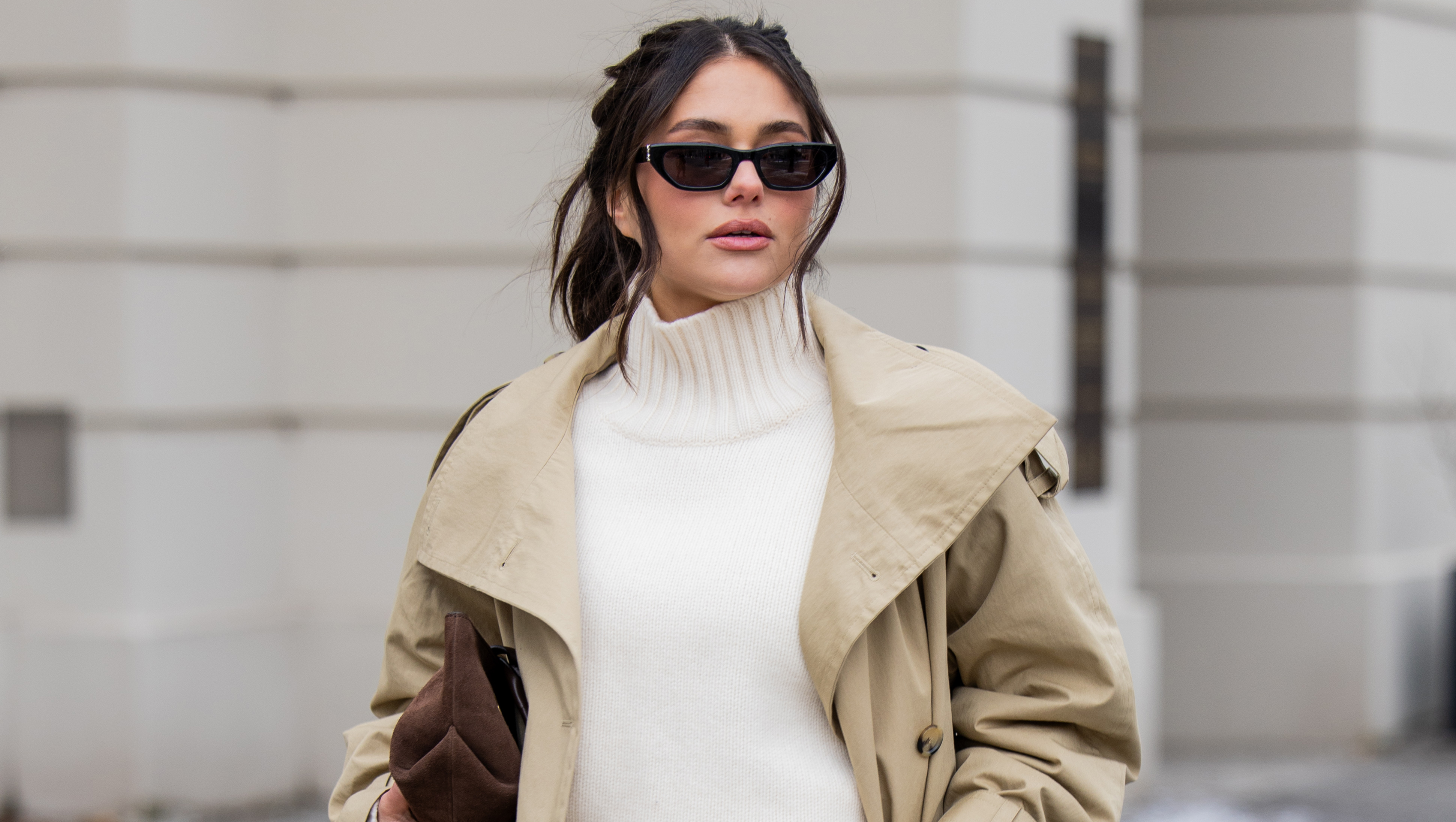 BERLIN, GERMANY - FEBRUARY 01: Aylin Seng√ºl wears white jeans & beige trench coat Arket, turtleneck Cos, sunglasses YSL, loafers H&M, brown suede bag Demellier London during the Berlin Fashion Week Autumn/Winter 2026 at on February 01, 2026 in Berlin, Germany. (Photo by Christian Vierig/Getty Images)