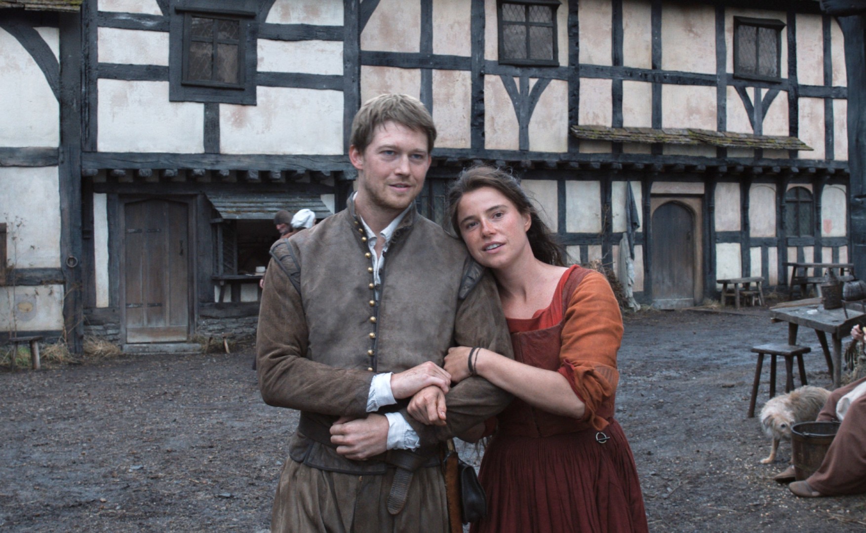 Joe Alwyn and Jessie Buckley in Hamnet