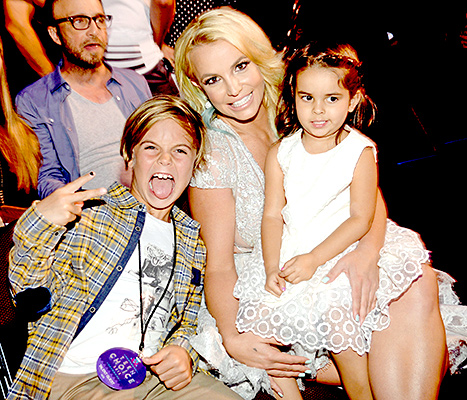 Britney Spears - Teen Choice Awards (audience with kids)