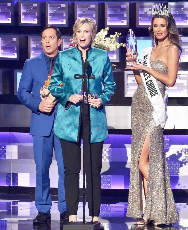 Jane Lynch Spoofs Steve Harveys Miss Universe Blunder During Peoples Choice Awards